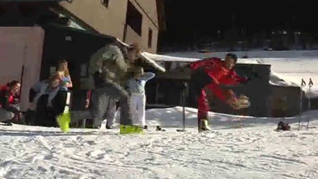 ZOOM ZOOM Capoeira in SKI BOOTS :-) Capoeira v lyzacich - FTVS смотреть онлайн