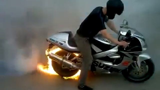 Жгём покрышки на Suzuki ! смотреть онлайн