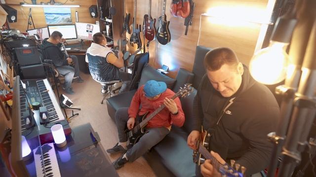 Я узнал что у меня есть огромная семья :) - "Start The Rock" смотреть онлайн