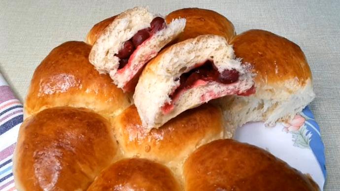 Пирог с вишней. Пышное сдобное тесто. смотреть онлайн