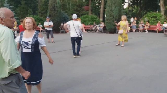 Харьков,танцы в парке,"Ты далеко" смотреть онлайн
