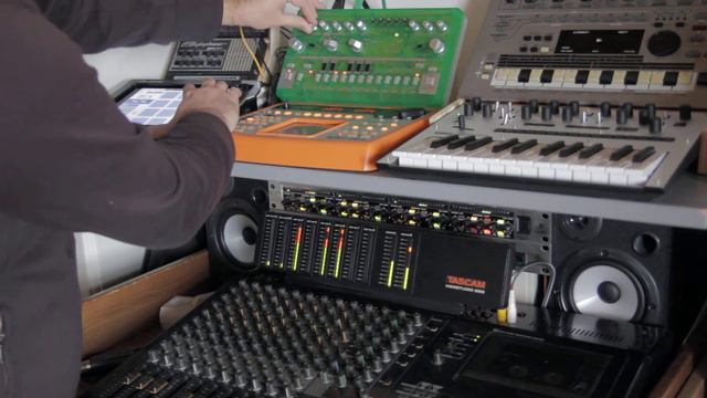 Behringer TD3 & Roland D2 Groovebox - Smack me Out of Space - Prodigy - Smack my Pattern Up! смотреть онлайн