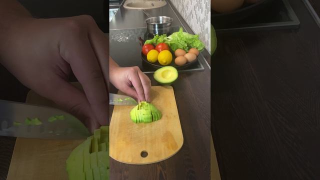 Брускетта с авокадо и помидорами и сыром. Рецепт на завтрак.