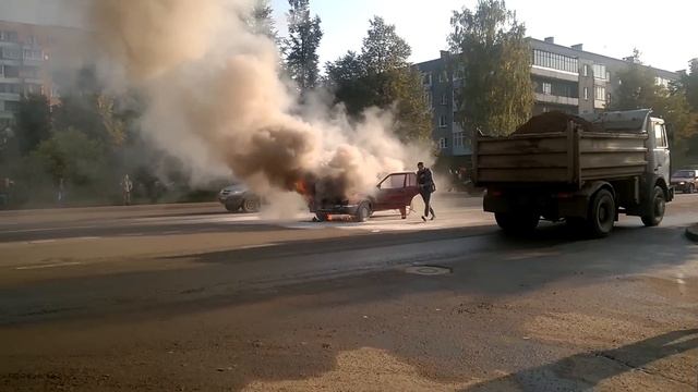 Сгорел автомобиль на ул. Гагарина 24.09.15 смотреть онлайн
