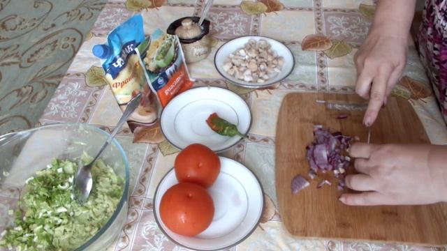 Салат с куриной грудкой помидором и авокадо рецепт смотреть онлайн