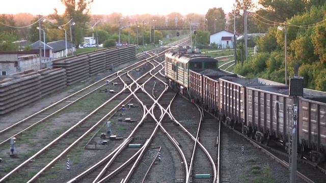 Тепловоз 2ТЭ10У-0221 на ст. Даугавпилс / 2TE10U-0221 at Daugavpils station смотреть онлайн