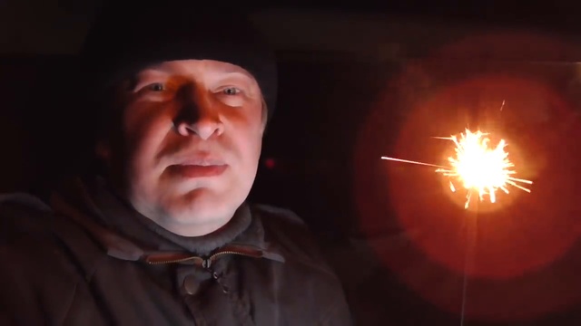 Запуск салюта в новом году и бенгальский огонь