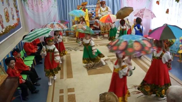 Утренник в садике, 2017-10-24 (5) - танец с зонтиками смотреть онлайн
