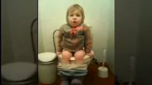 Ребенок на унитазе)