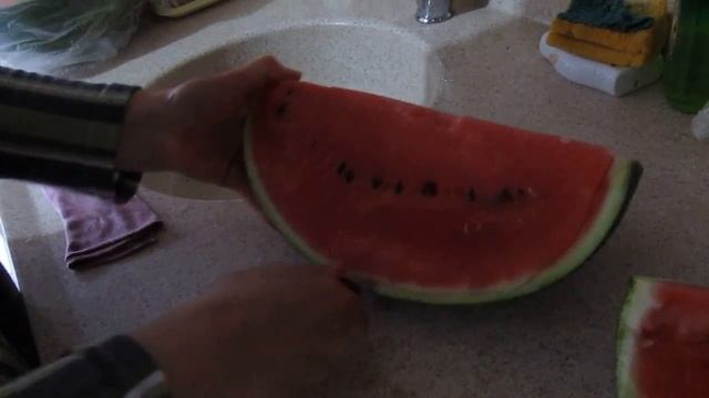 Как просто и красиво нарезать арбуз без корки. смотреть онлайн