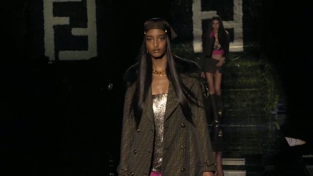 Fendace (Fendi + Versace) Pre-Fall 2022 - Показ моды в Милане осень 2022 зима 2023 смотреть онлайн