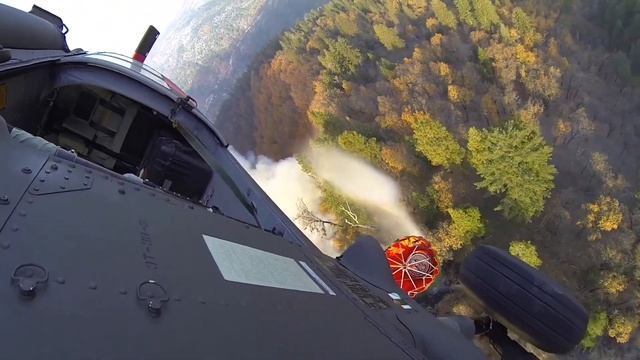 Вид с пожарного вертолета во время тушения пожара в Калифорнии. Сброс воды с вертолета смотреть онлайн