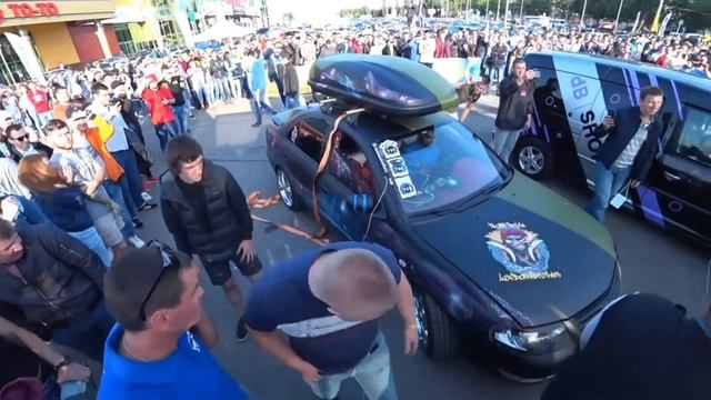 Лютый, злой, мощный автозвук (разбило стекло подняло юбку и платье) смотреть онлайн