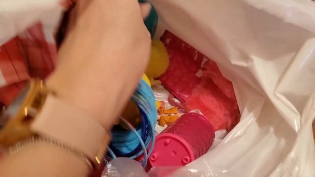 ВЛОГ: Муж ЗАСТАВЛЯЕТ ВЫКИНУТЬ все НУЖНЫЕ вещи и сумки - УБОРКА В ДОМЕ! смотреть онлайн