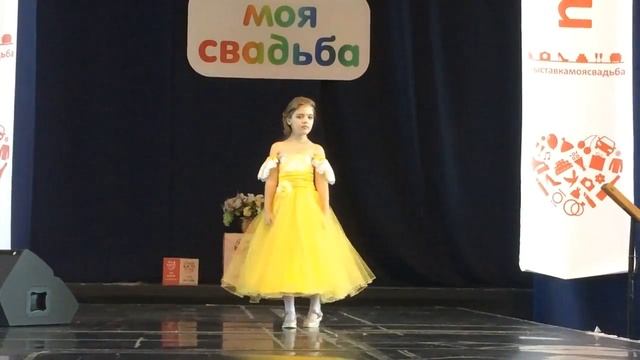 Показ вечерних детских платьев.