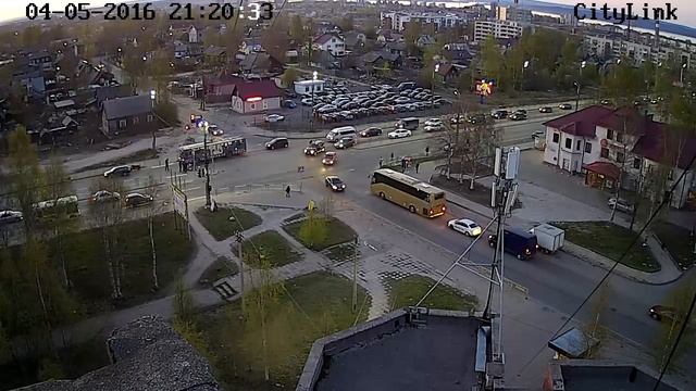 Мотоциклист при обгоне врезался в автомобиль (0:50) смотреть онлайн