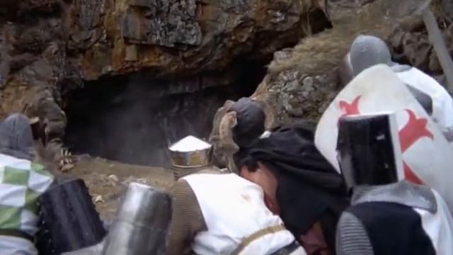 Король Артур и Рыцари круглого стола входя в пещеру Карбенор ("Монти Пайтон и Священный Грааль") смотреть онлайн