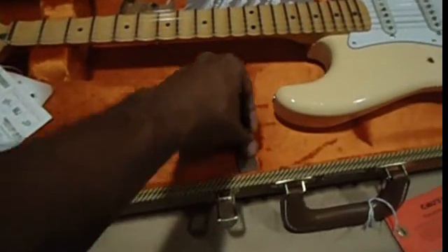 Fender Stratocaster USA Artist Series Yngwie Malmsteen Signature - Unboxing смотреть онлайн