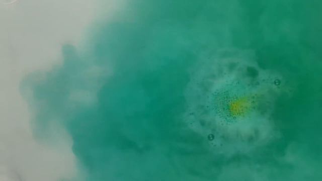 MOJO Bath Sprudel - Emoji bath bomb for kids with a surprise toy смотреть онлайн