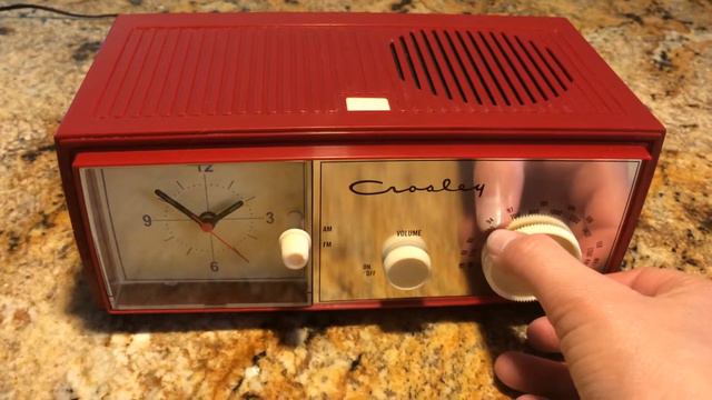 Crosley AM/FM Clock Radio CR3004A Red Vintage Style смотреть онлайн