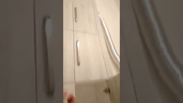 Кухня без углов цвета дерева с белой основой смотреть онлайн