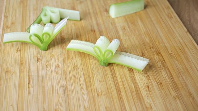 УКРАШЕНИЕ ДЛЯ ЛЮБОГО БЛЮДА! | Примеры украшения из огурца смотреть онлайн