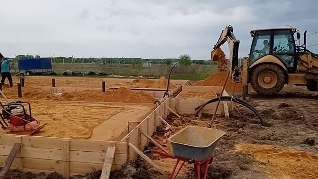 Производим обратную засыпку котлована монолитного фундамента и трамбуем виброплитой. смотреть онлайн