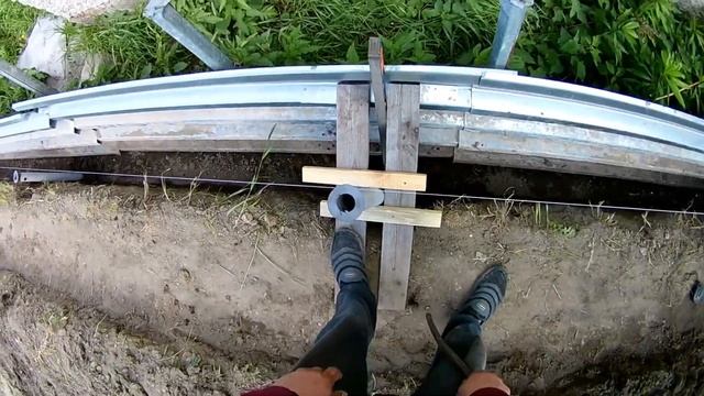 Забор на винтовых сваях,с большим перепадом на болотистой местности смотреть онлайн