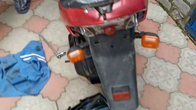 Как ставить пружину крышки вариатора. Ремонт скутера. смотреть онлайн