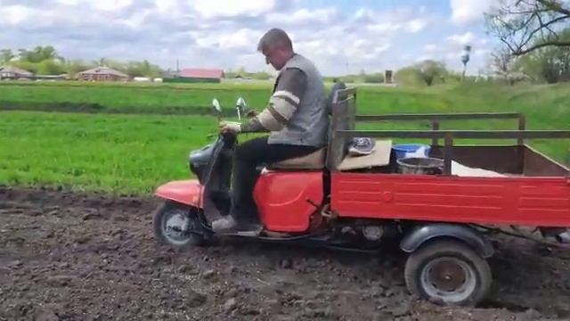 муравей с двигателем от мотоблока боронует. смотреть онлайн