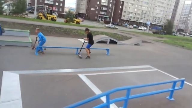 ЗАРУБИЛИСЬ в ИГРУ НА САМОКАТАХ по ТРЮКАМ!!! Have a GOOD time playing TRICKS on SCOOTERS! смотреть онлайн