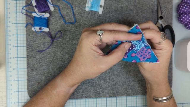 Stitch a slow stitch bunting with me Part 1 #slowstitch #bunting #fabric #embroidery смотреть онлайн
