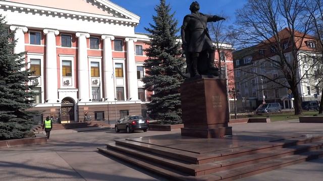 Памятник Петру I в городе К смотреть онлайн
