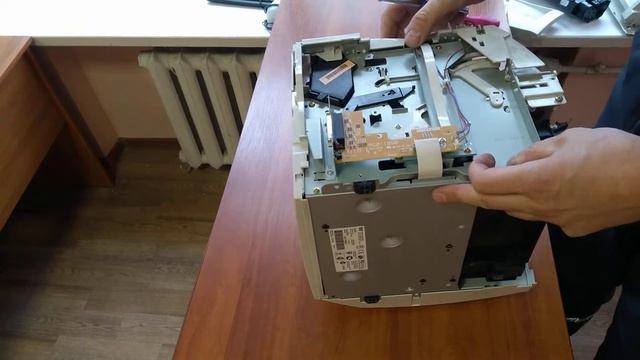 Разборка лазерного принтера hp LaserJet 1000 Q1342A. Снимаем всю наружную облицовку. смотреть онлайн