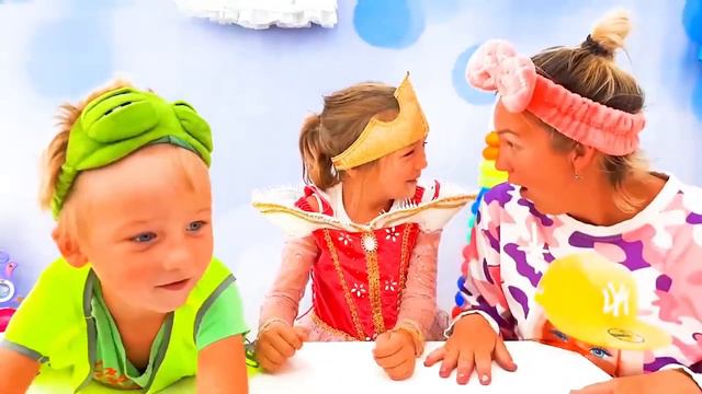 Алиса и мама играют веселятся и едят не полезные конфеты | История для детей смотреть онлайн