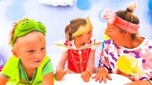 Алиса и мама играют веселятся и едят не полезные конфеты | История для детей