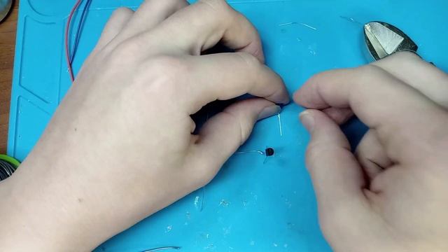 схема с терморезистором меняющим сопротивление, транзистором с помощью которого загорается светодио