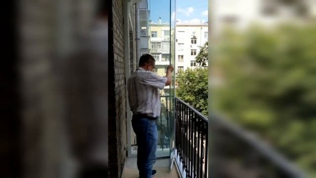 Демонстрация открывания системы безрамного остекления Todocristal в панорамном балконе. смотреть онлайн