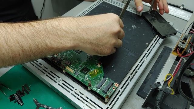 Компьютерный мастер паяет BGA Процессоры феном без реболла. смотреть онлайн