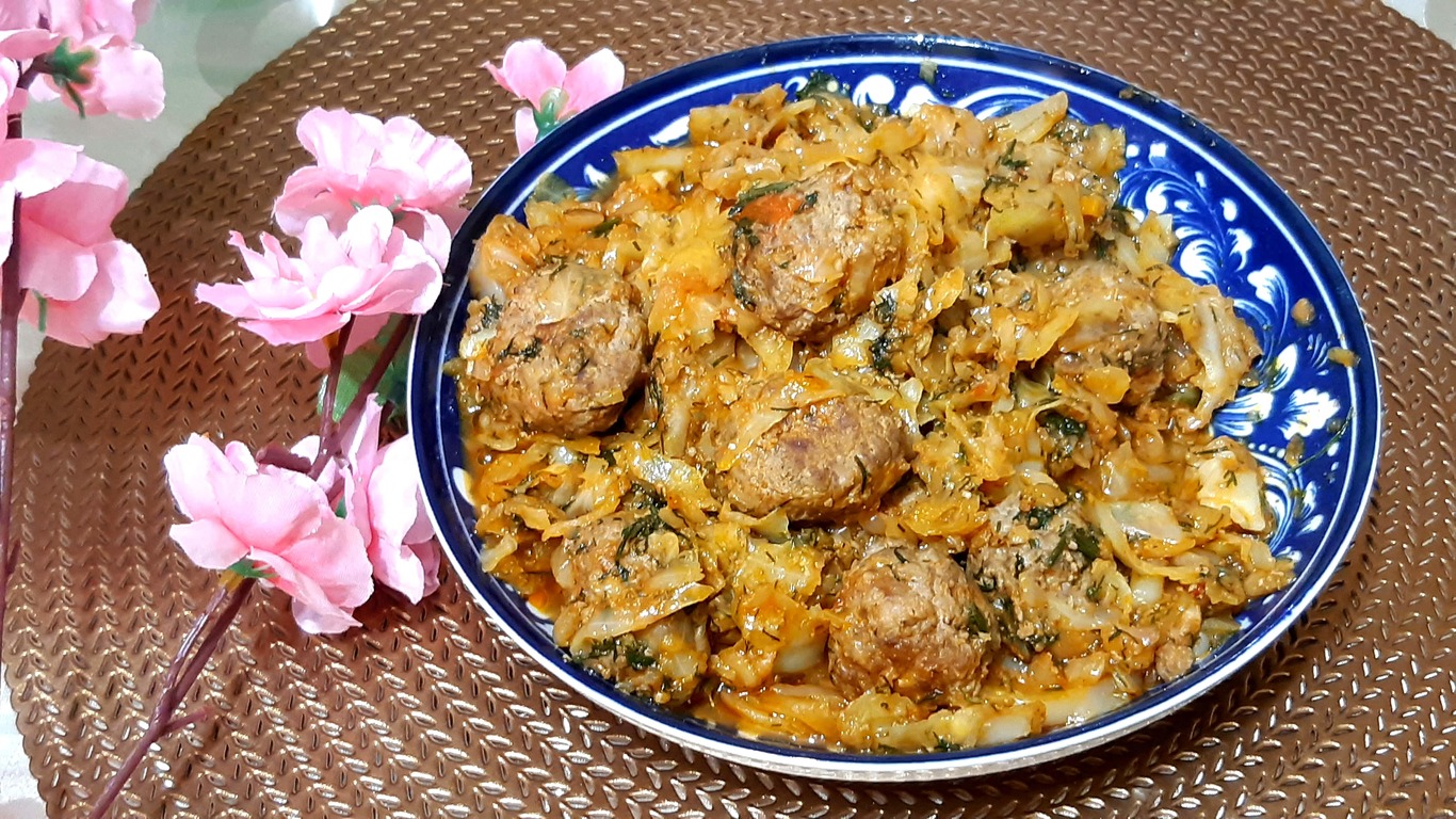 ТУШЁННАЯ КАПУСТА С МЯСНЫМИ ФРИКАДЕЛЬКАМИ смотреть онлайн