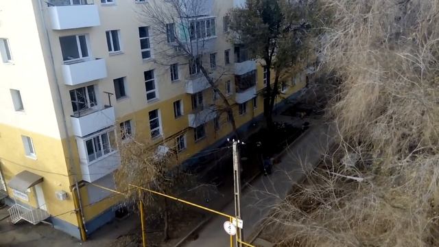 17.11.2018г.Ул.Бакинская,д.38.Работает дворник Куйбышевского ПЖРТ смотреть онлайн