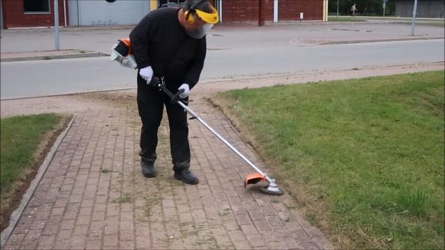 Noņem zāles apaugumu no bruģētajiem celiņiem un trotuāriem Kuldīgā смотреть онлайн