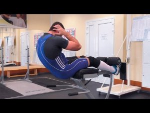 Скручивания в римском стуле / гиперэкстензии: 5 вариантов сложности