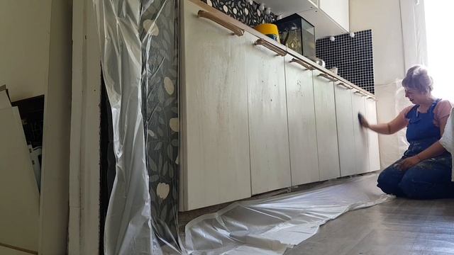 Как перекрасить кухонные шкафы/выбор краски/пленочные фасады ikea/красим мебель/COUNTRY VLOG смотреть онлайн