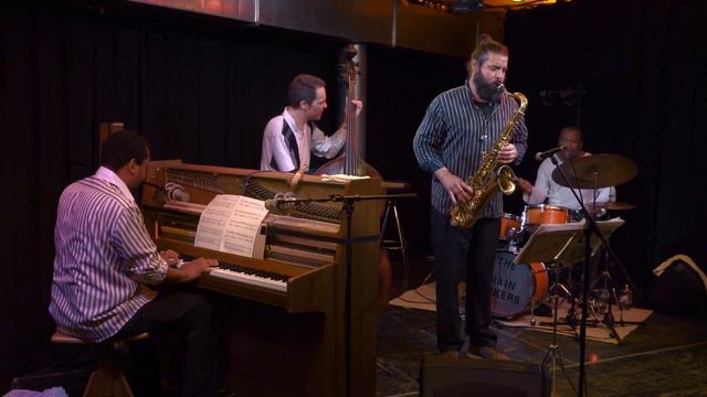 November (Bänz Oester) смотреть онлайн