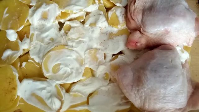 Курица с картошкой в духовке смотреть онлайн