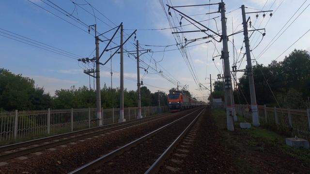 Электровоз ЭП20-038 с дневным поездом №108: Москва - Вологда смотреть онлайн