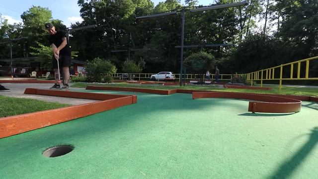 HOW DID THAT EVEN HAPPEN?! | Fun Mini Golf with Friends #10 смотреть онлайн