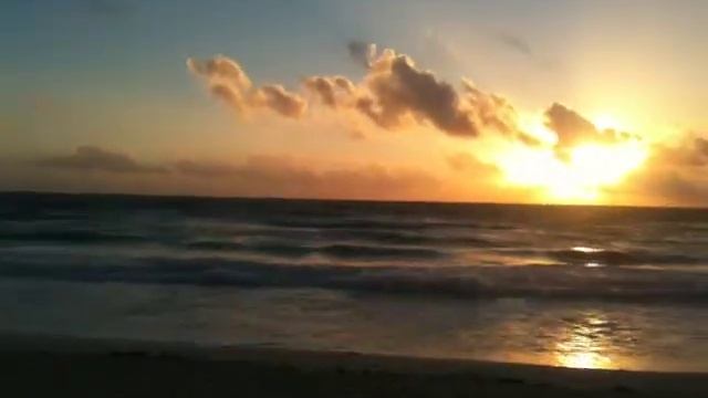 Восход солнца на пляже в Тулуме, Мексика. смотреть онлайн