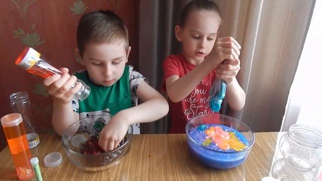 У КОГО САМЫЙ КРУТОЙ СЛАЙМ???. Children make slime with sequins. смотреть онлайн